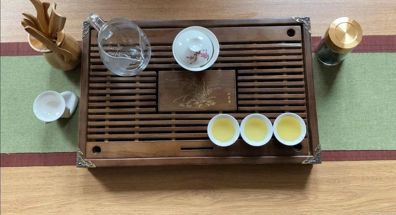 White porcelain gaiwan with lid and saucer