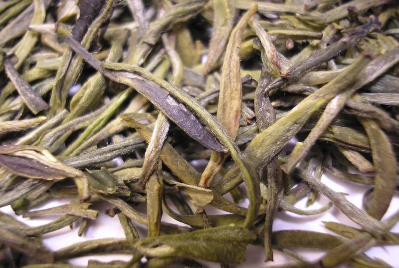 Huoshan Huangya yellow tea dry leaves and pale golden brew
