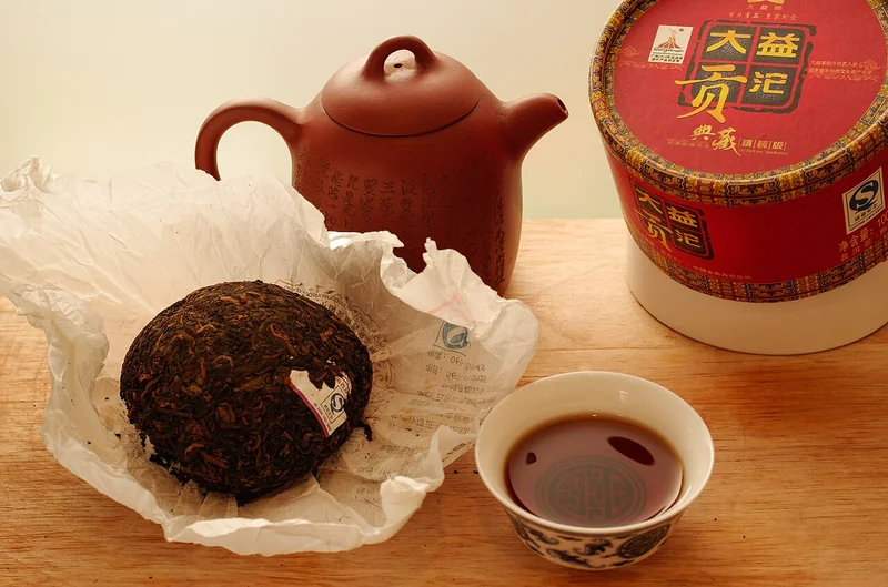 Shou (ripe) pu-erh tea dark leaves and amber-red infusion