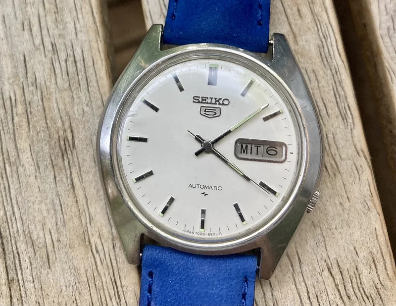 Seiko 5 automatic wristwatch with day-date display and crown at 4 o'clock position